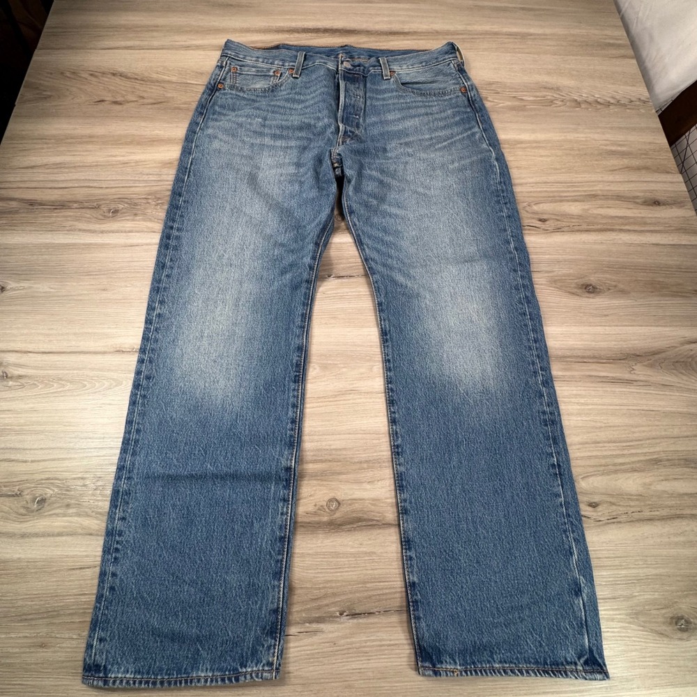 Levi's 501 Jeans Mens W36 L30 Button Fly Straight Leg Medium Wash Denim